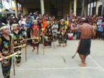 tari-dayak-merupakan-salah-satu-persembahan-pada-gelar-wisata-budaya-dayak-meratus-balangan_20160124_143045.jpg