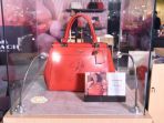 tas-coach-bertanda-tangan-selena-gomez_20171012_212759.jpg