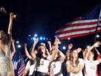 taylor-swift-paling-kiri-dan-tim-sepakbola-putri-as_20150712_095318.jpg