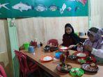 teks-foto-para-pengunjung-di-warung-makan-seafood-lestari-amirul-yusuf1.jpg
