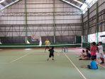 tekun-peserta-latihan-tenis-junior-tekun-berlatih-di-lapangan-tenis-indoor-pemuda-pelaihari.jpg