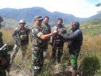 telangga-gire-menyerahkan-sepucuk-senapan-kepada-dandim-1714-di-puncak-jaya-papua.jpg