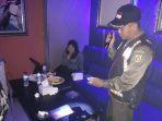 tempat-karaoke-di-banjarbaru-saat-diperiksa-satpol.jpg