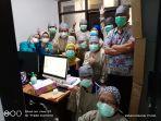 tenaga-medis-rs-dr-doris-sylvanus-palangkaraya-kalteng-menunggu-pemeriksaan-swab-pcr.jpg