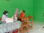 tenaga-pengajar-di-sman-2-paringin-di-swab-oleh-nakes.jpg