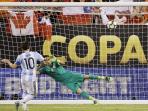 tendangan-lionel-messi-melenceng-ke-kiri-gawang-cile_20160627_162015.jpg