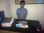 tersangka-anjul-bersama-barang-bukti-kertak-hanya_20150604_163231.jpg
