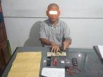 tersangka-ir-50-saat-diamankan-petugas-polsek-ketapang-sampit.jpg