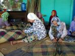 tetap-menganyam-tikar-meski-telah-lanjut-usia_20170609_101434.jpg