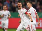 thomas-mueller-dan-robert-lewandowski-merayakan-gol-bayern-muenchen-ke-gawang-bayer-leverkusen_20180418_062002.jpg