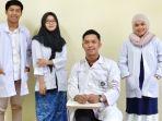 tiga-mahasiswa-jurusan-kimia-fakultas-mipa.jpg