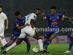 tiga-pemain-arema-fc-berebut-bola-dengan-striker-persebaya-surabaya.jpg