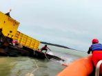 tim-SAR-pindahkan-nelayan-dari-tongkang-kandas-di-Pulau-Selayar-Kotabaru-kalsel-Sabtu-24122022.jpg
