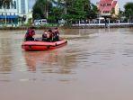 tim-basarnas-dan-lainnya-cari-korban-terseret-arus-sungai-martapura-di-kabupaten-banjar-03042021-2.jpg
