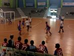 tim-futsal-mts-nurul-janah-kostum-putih-ketika-menekan-pertahanan-smp-5_20170418_172731.jpg