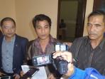 tim-hukum-paslon-wibawa-saat-melaporkan-komisioner-kpu-kalteng-ke-polda-kalteng_20160229_185324.jpg