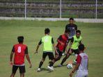 tim-indonesia-all-star-saat-melakukan-latihan-di-stadion.jpg