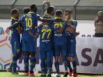 tim-persib-bandung-merayakn-gol-penyama-kedudukan-ke-gawang-tira-persikabo.jpg