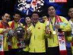 tim-putra-china-berpose-dengan-piala-thomas_20180527_215125.jpg
