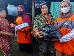 tim-rumah-zakat-action-menyerahkan-bantuan-korban-banjir.jpg