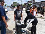 tim-saat-melakukan-pengecekan-kesehatan-abk-tugboat-yang-melintasi-das-kapuas.jpg