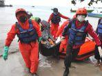 tim-sar-gabungan-mengevakuasi-korban-tenggelam.jpg