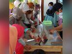 tim-ulm-mengajari-warga-desa-cindai-alus-kabupaten-banjar-sosis-fillet-ikan-patin-10112020.jpg