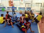tim-wmp-fc-mendapat-arahan-dari-pelatih-saat-jeda-babak-pertama_20180408_194528.jpg
