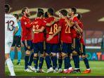 timnas-spanyol-merayakan-gol-yang-dicetak-oleh-mikel-oyarzabal-pada-menit-14.jpg
