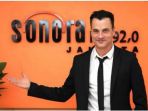 tommy-page-saat-berkunjung-ke-radio-sonora-jakarta_20170305_130320.jpg