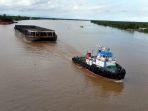 tongkang-baru-bara-yang-lewat-perairan-sungai-barito.jpg