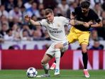 toni-kroos-kiri-melindungi-bola-saat-real-madrid-melawan-atletico-madrid_20171108_053324.jpg