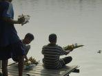 tradisi-memberi-makan-buaya-di-sungai-yang-ada-di-banjarmasin.jpg