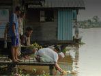 tradisi-memberi-makan-buaya-siluman-di-sungai-bilu-banjarmasin.jpg