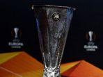 trofi-liga-europa-dipamerkan-pada-saat-pengundian-babak-16-besar-di-markas-uefa.jpg