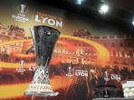 trofi-liga-europa-dipamerkan-pada-saat-pengundian-fase-gugur_20180516_071646.jpg