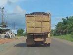 truk-angkut-batu-bara-di-jalan-nasional-kabupaten-tanah-laut-kalsel.jpg