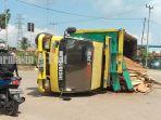 truk-bermuatan-kayu-da-9357-ts-terguling-di-jalan-gubernur-subardjo-banjarmasin-senin-2772020.jpg