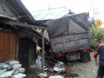 truk-tabrak-rumah_20180315_173033.jpg