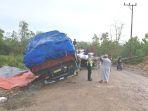 truk-terperosok-pada-ruas-Jalan-Alternatif-Satui-KALSEL-19012023.jpg
