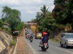 tulisan-tanahbumbu-bersujud-masih-terpasang-di-atas-jembatan.jpg
