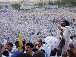 umat-muslim-berdoa-saat-melaksanakan-wukuf-di-jabal-rahmah.jpg