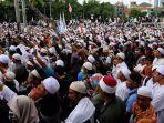 umat-muslim-mengikuti-aksi-212-di-depan-kompleks-parlemen-senayan-jakarta-pusat-selasa-2122017.jpg