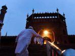 umat-muslim-menuju-masjid-untuk-melakukan-sholat-subuh-berjamaah.jpg