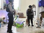 unit-k9-ditsamapta-polda-kalsel-sterilisasi-gereja-di-kota-banjarmasin-kamis-01042021.jpg