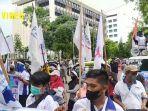 unjuk-rasa-menuntut-kenaikan-upah-di-depan-gedung-dprd-kalsel-rabu-10112021.jpg