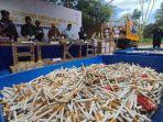 v-ddPemusnahan-ratusan-ribu-batang-rokok-ilegal-b.jpg