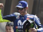 valentino-rossi-berselebrasi-usai-meraih-podium_20180530_064144.jpg
