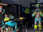 valentino-rossi-di-paddock-yamaha-petronas-srt.jpg