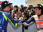 valentino-rossi-kiri-marc-marquez.jpg